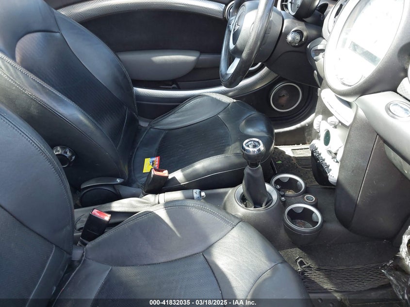 2007 MINI COOPER S VIN: WMWMF73507TT83203