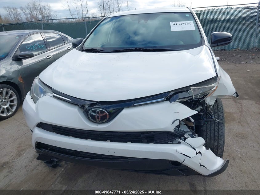 2018 TOYOTA RAV4 LE - JTMZFREV6JJ740176