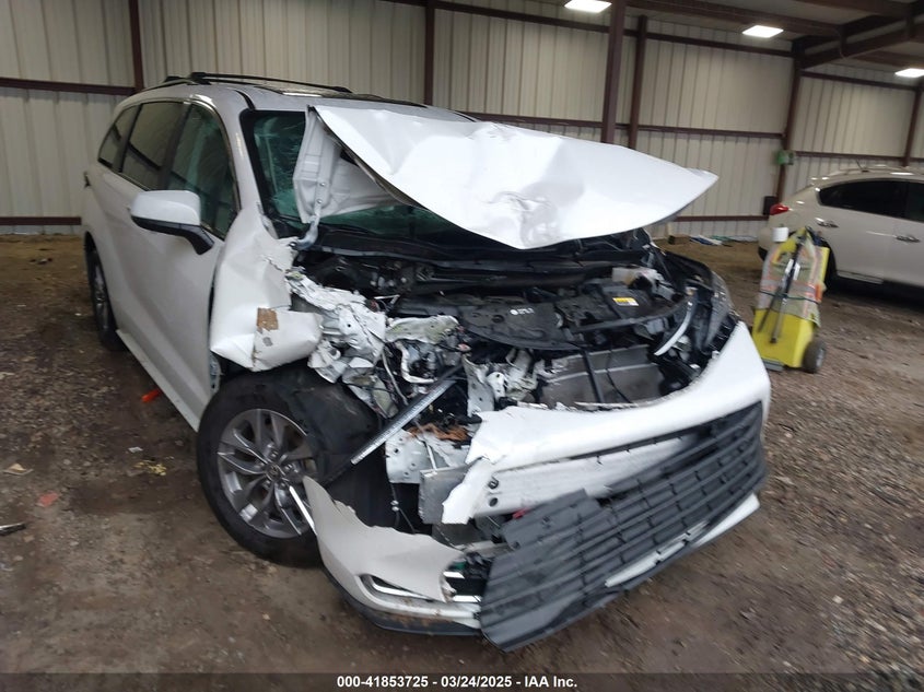 VIN 5TDYRKEC3RS190684 2024 TOYOTA SIENNA XLE
