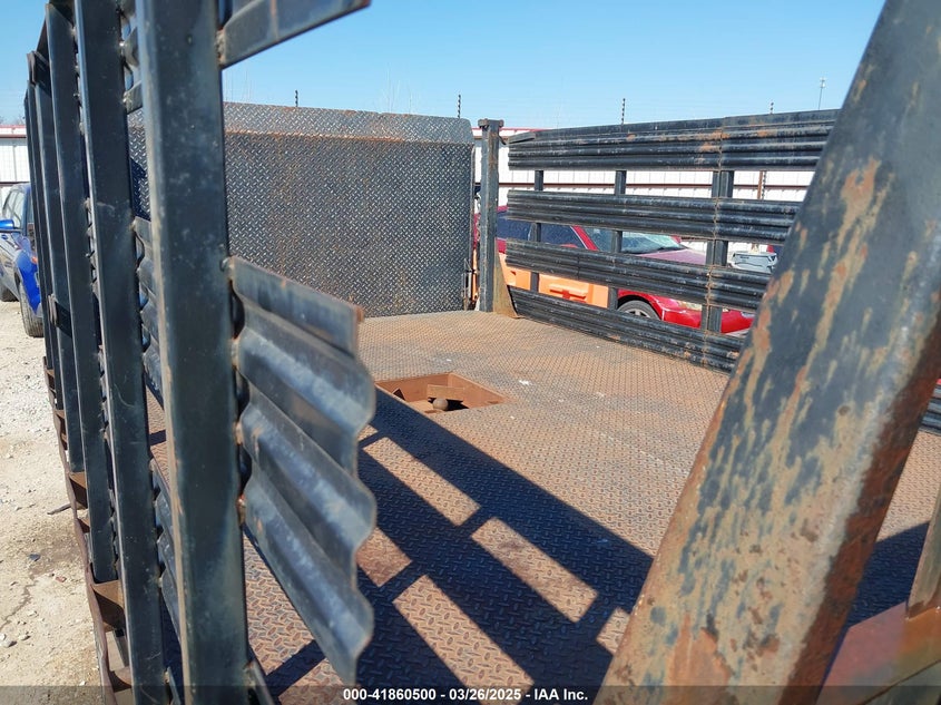 2006 Ford F550, Normal Wear & Tear, IAAI, VIN 1FDAF57P66EA96369 — photo 2