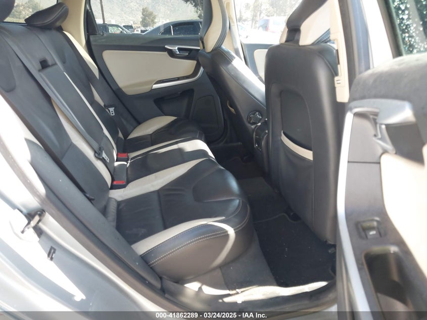 2010 VOLVO XC60 VIN: YV4992DZ0A2109997