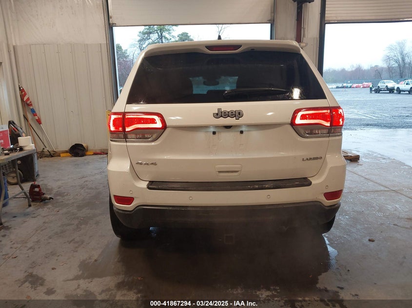 VIN 1C4RJFAG9JC123685 2018 JEEP GRAND CHEROKEE LAREDO E 4X4