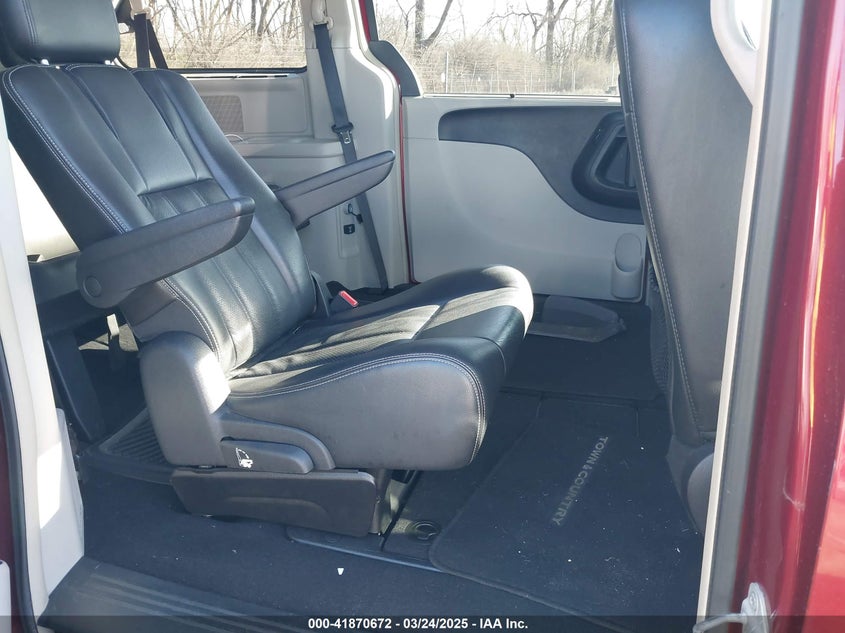 2011 CHRYSLER TOWN & COUNTRY VIN: 2A4RR8DG8BR665797