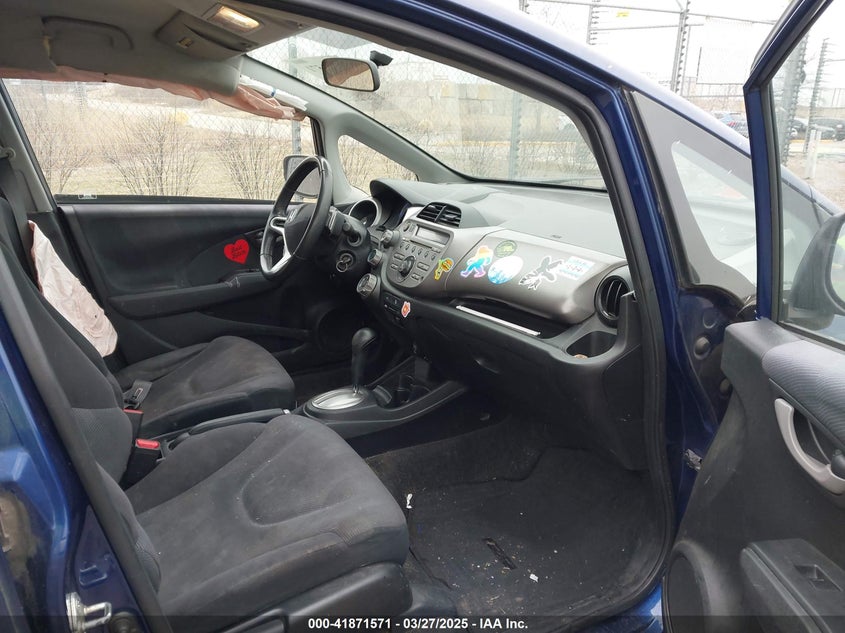 2011 HONDA FIT VIN: JHMGE8H53BC001190
