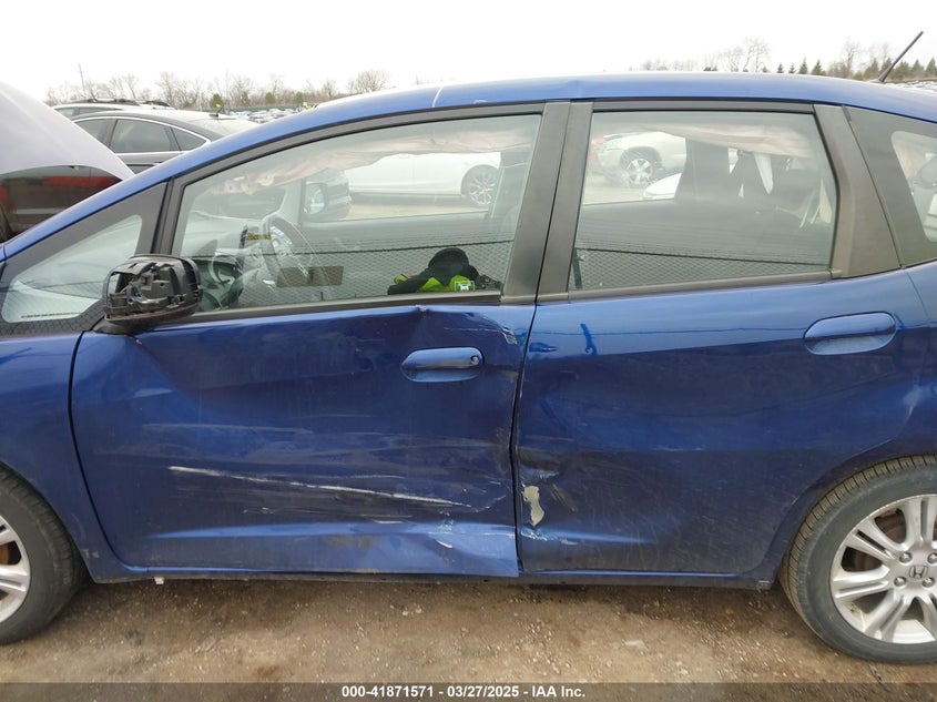 2011 HONDA FIT VIN: JHMGE8H53BC001190