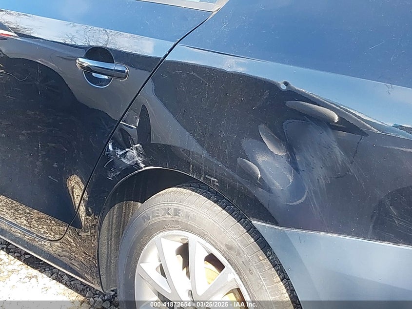 2011 VOLKSWAGEN JETTA VIN: 3VWDZ7AJ6BM040569