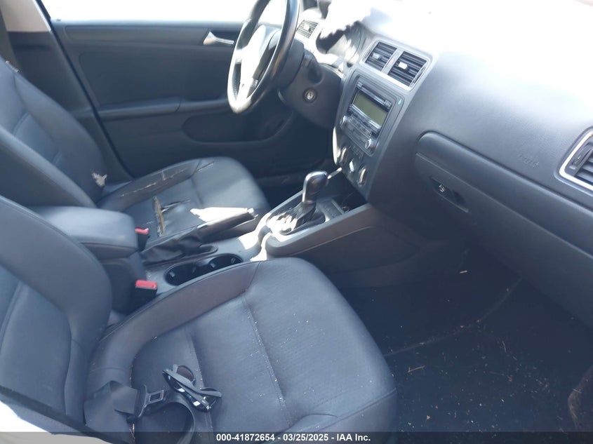2011 VOLKSWAGEN JETTA VIN: 3VWDZ7AJ6BM040569