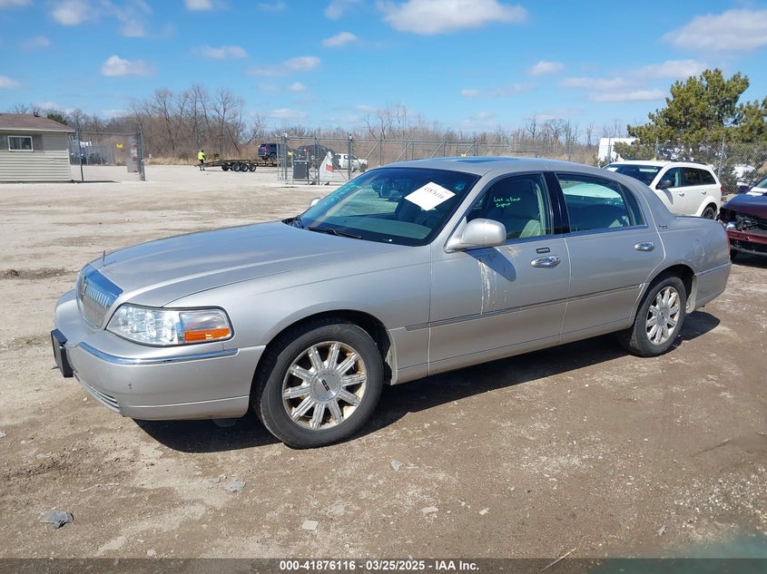 2007 LINCOLN TOWN CAR VIN: 1LNHM82W17Y620872