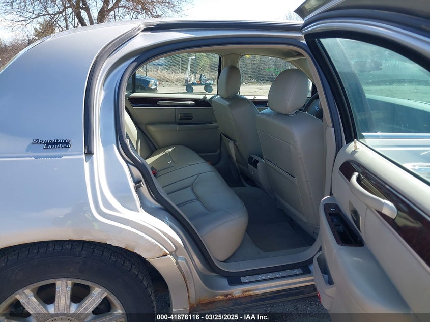 2007 LINCOLN TOWN CAR VIN: 1LNHM82W17Y620872