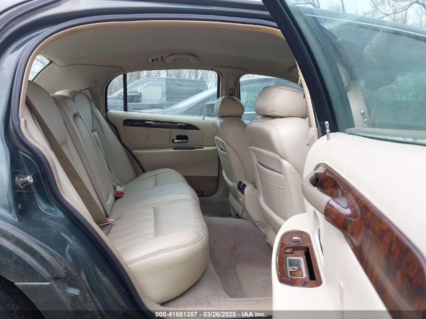 2000 Lincoln Town Car Signature VIN: 1LNHM82WOYY936250 Lot: 41881357