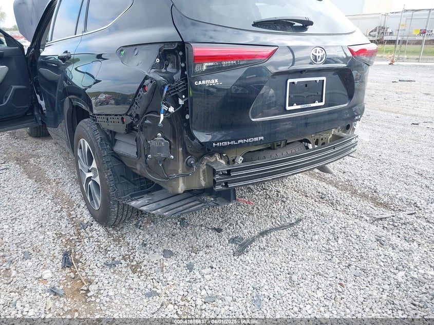 VIN 5TDGZRAH3MS038077 2021 TOYOTA HIGHLANDER XLE