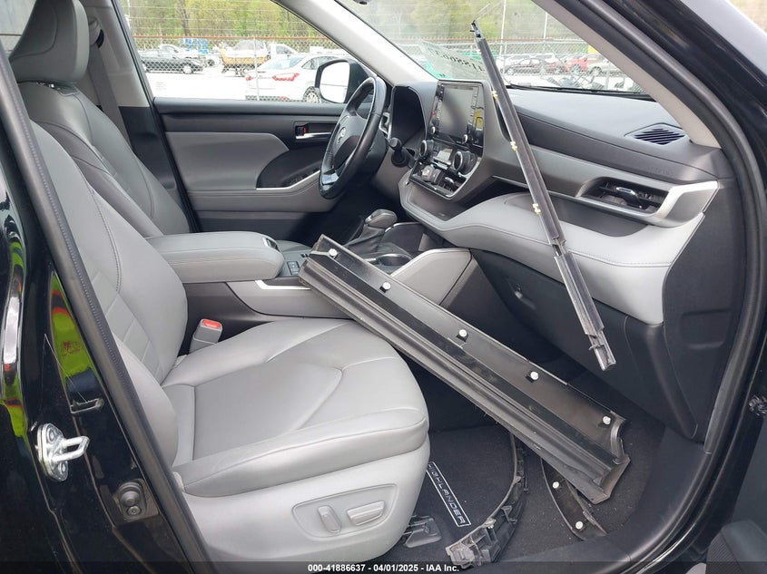 VIN 5TDGZRAH3MS038077 2021 TOYOTA HIGHLANDER XLE