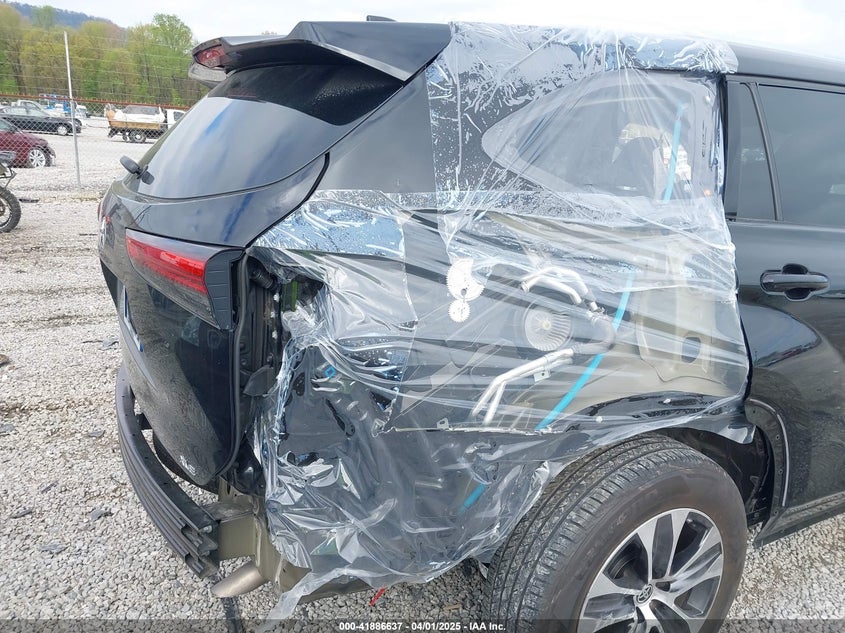 VIN 5TDGZRAH3MS038077 2021 TOYOTA HIGHLANDER XLE