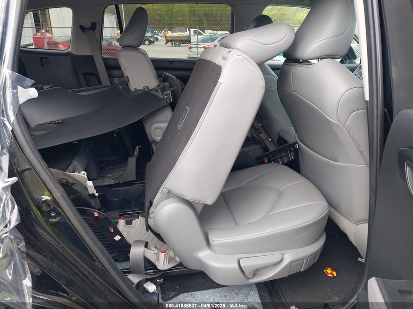 VIN 5TDGZRAH3MS038077 2021 TOYOTA HIGHLANDER XLE