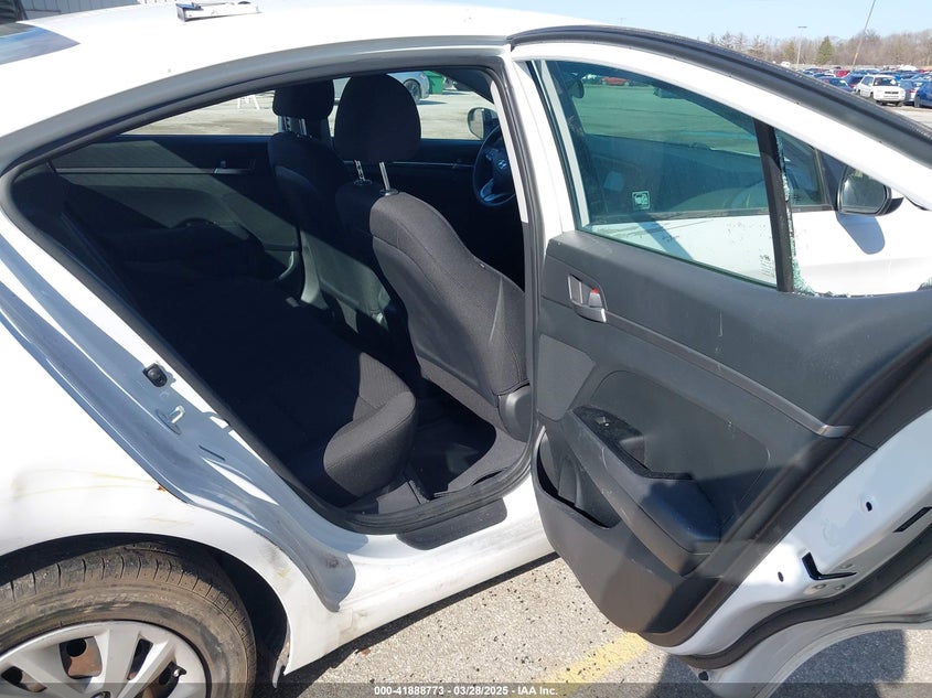 2019 HYUNDAI ELANTRA VIN: 5NPD74LF3KH476088