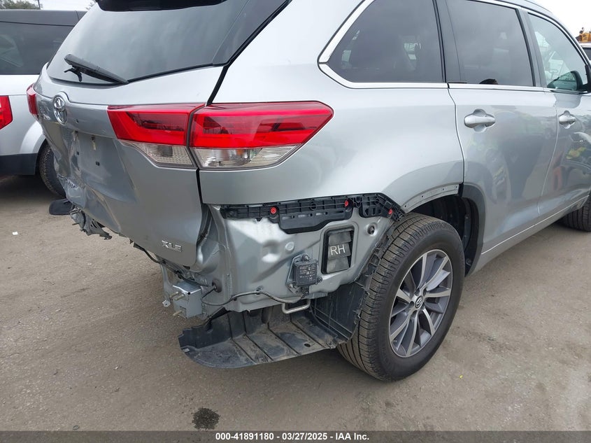 VIN 5TDKZRFH5HS512085 2017 TOYOTA HIGHLANDER XLE