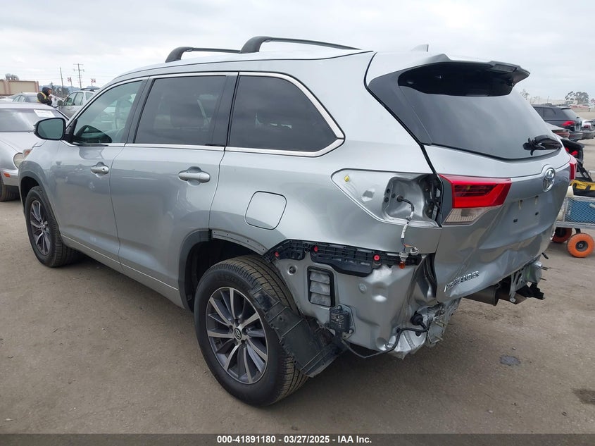 VIN 5TDKZRFH5HS512085 2017 TOYOTA HIGHLANDER XLE