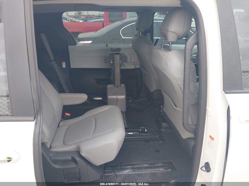 2025 TOYOTA SIENNA VIN: 5TDYRKECXSS230300