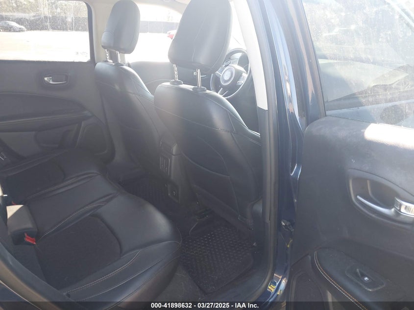 VIN 3C4NJDBBXJT256028 2018 JEEP COMPASS LATITUDE
