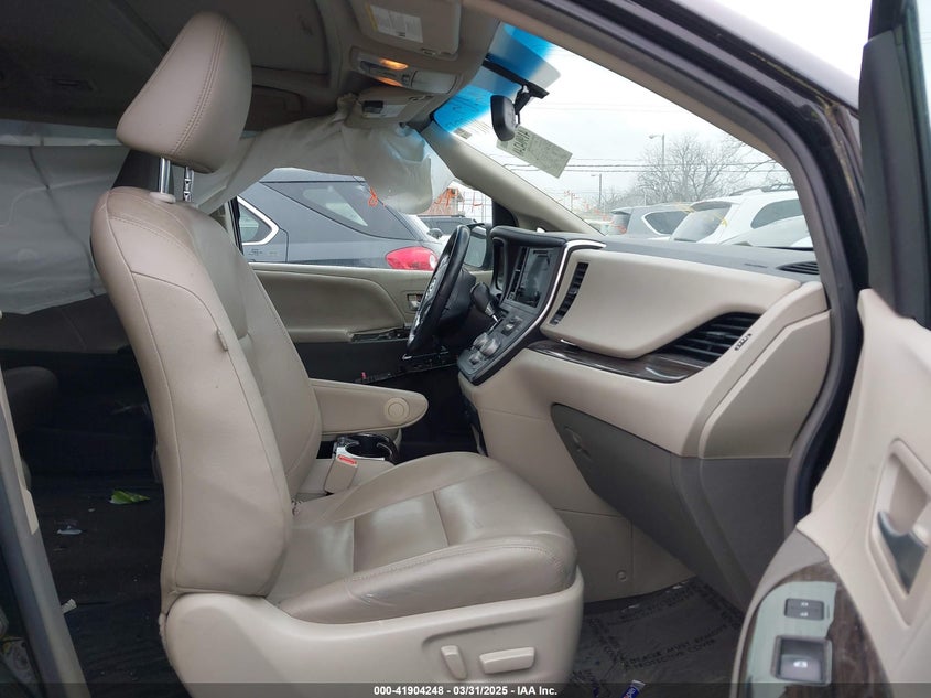 VIN 5TDYZ3DC0HS802426 2017 TOYOTA SIENNA XLE 8 PASSENGER