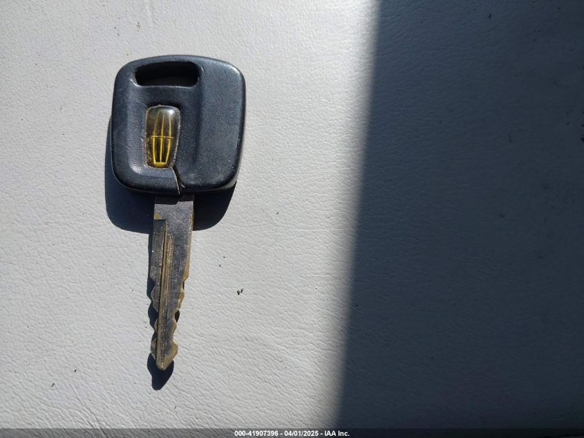 2001 Lincoln Town Car Signature VIN: 1LNHM82W01Y650484 Lot: 41907396