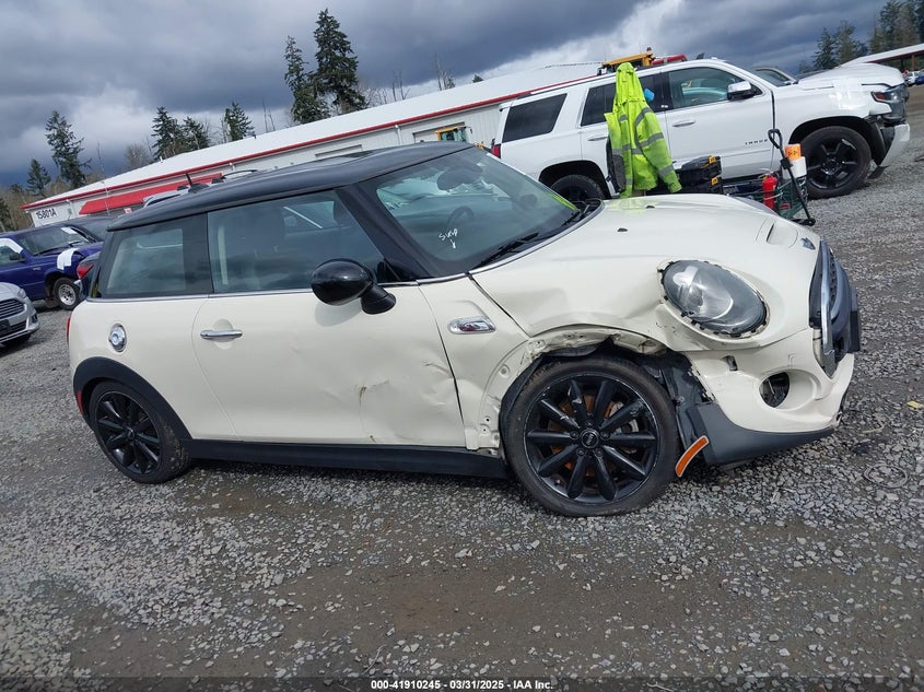 2016 MINI HARDTOP VIN: WMWXP7C59G2A42935