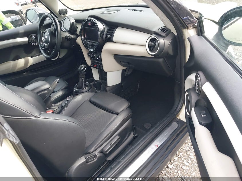 2016 MINI HARDTOP VIN: WMWXP7C59G2A42935