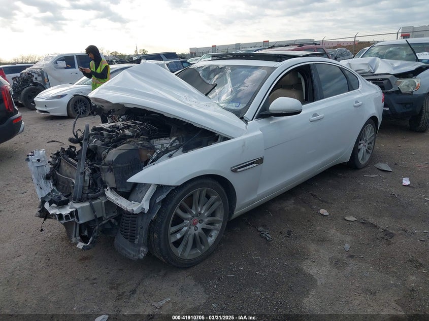 2017 JAGUAR XF VIN: SAJBE4BV8HCY31963