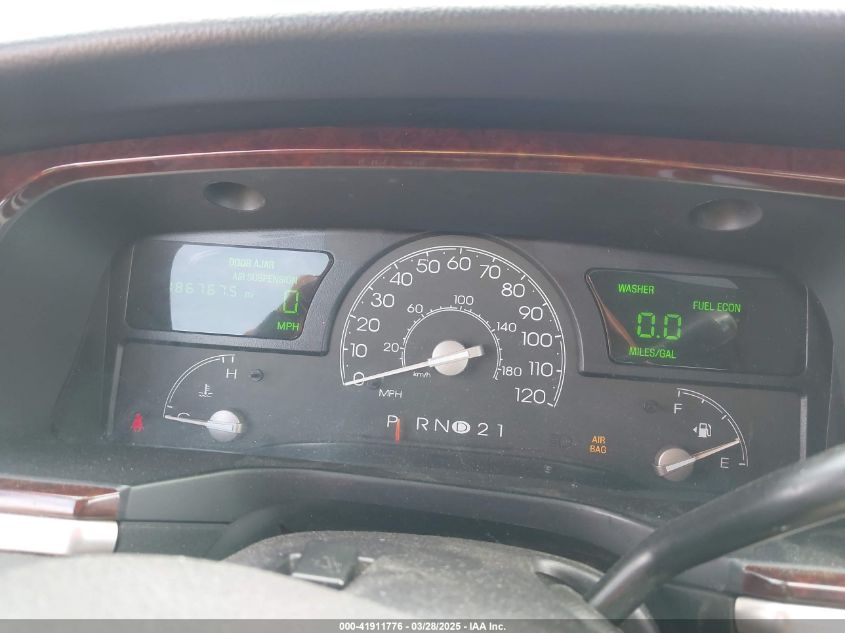 2004 Lincoln Town Car Ultimate VIN: 1LNHM83W84Y665964 Lot: 41911776