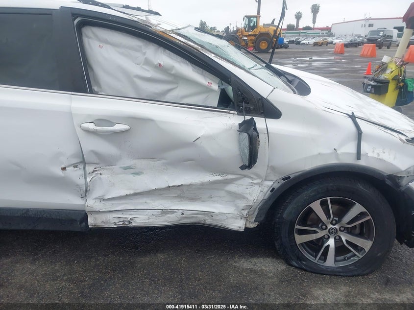 2018 TOYOTA RAV4 XLE - 2T3WFREV0JW452030