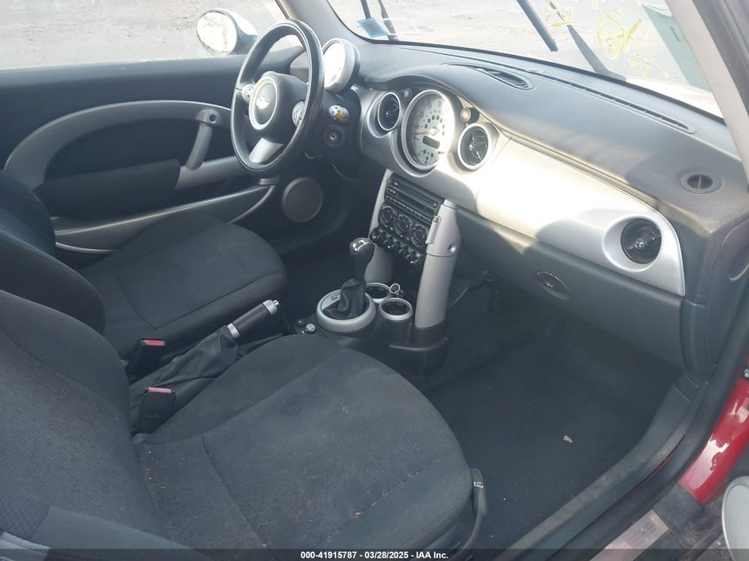 2006 MINI COOPER VIN: WMWRC33516TJ77300