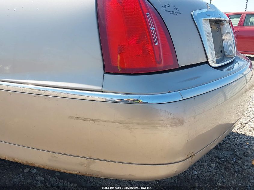 1999 Lincoln Town Car Executive VIN: 1LNHM81W9XY714225 Lot: 41917419