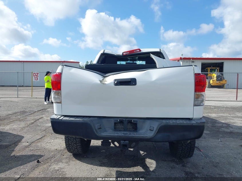 2012 Toyota Tundra Grade 5.7L V8 VIN: 5TFDY5F11CX240662 Lot: 41923600