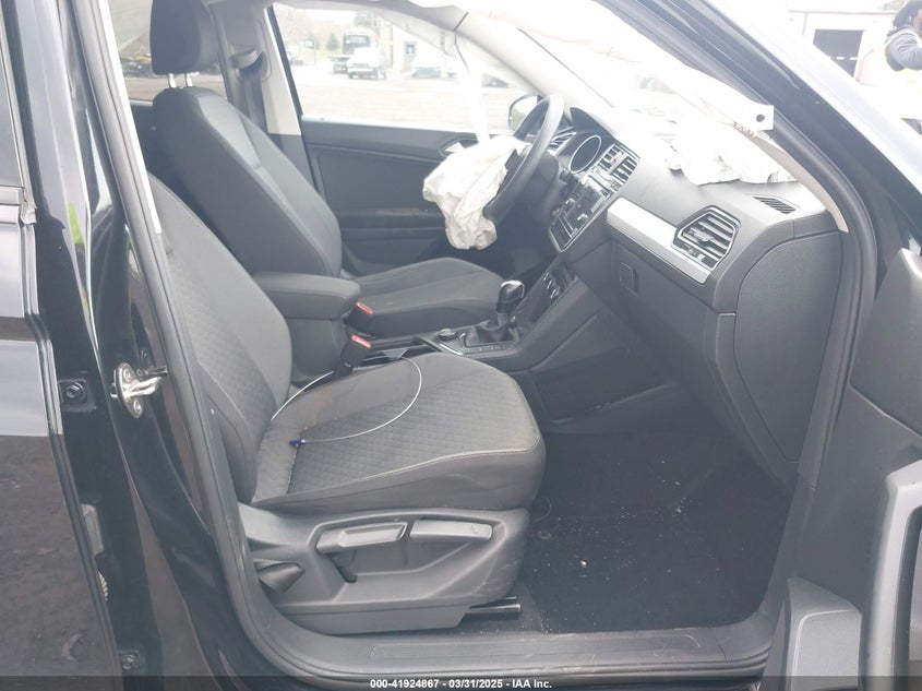 2019 VOLKSWAGEN TIGUAN VIN: 3VV0B7AX0KM046024