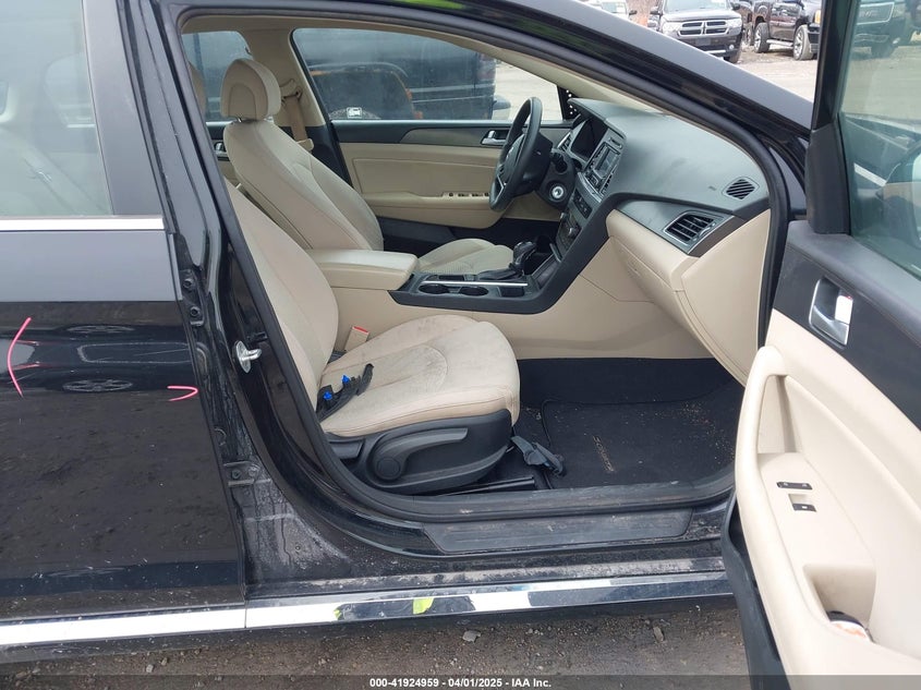 2015 HYUNDAI SONATA VIN: 5NPE34AF4FH063220