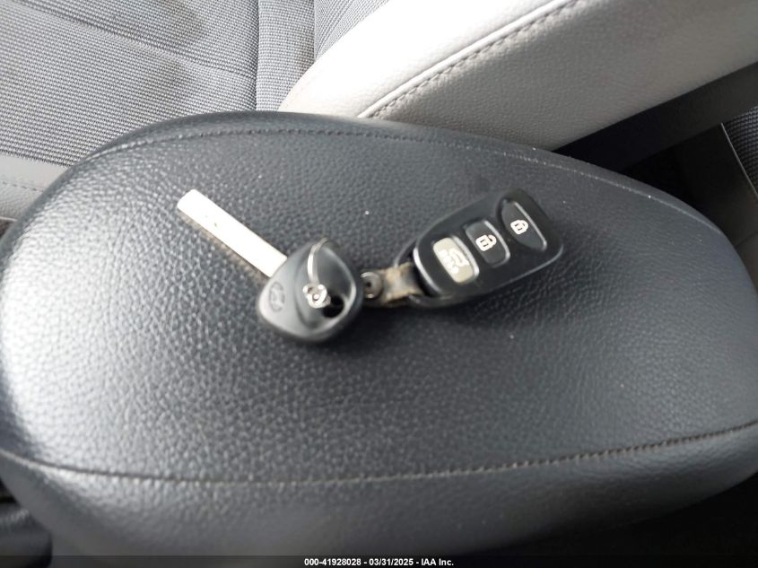 2013 Hyundai Veloster Base W/Gray VIN: KMHTC6AD3DU164829 Lot: 41928028