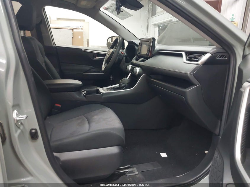2019 TOYOTA RAV4 XLE - JTMP1RFV2KD028137