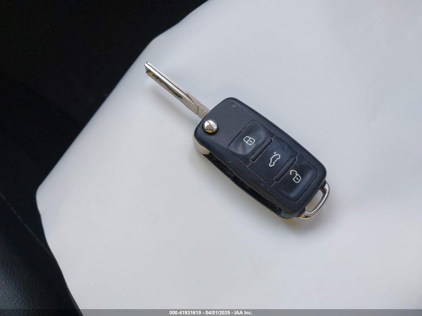 2012 VOLKSWAGEN TIGUAN VIN: WVGBV7AX3CW562826