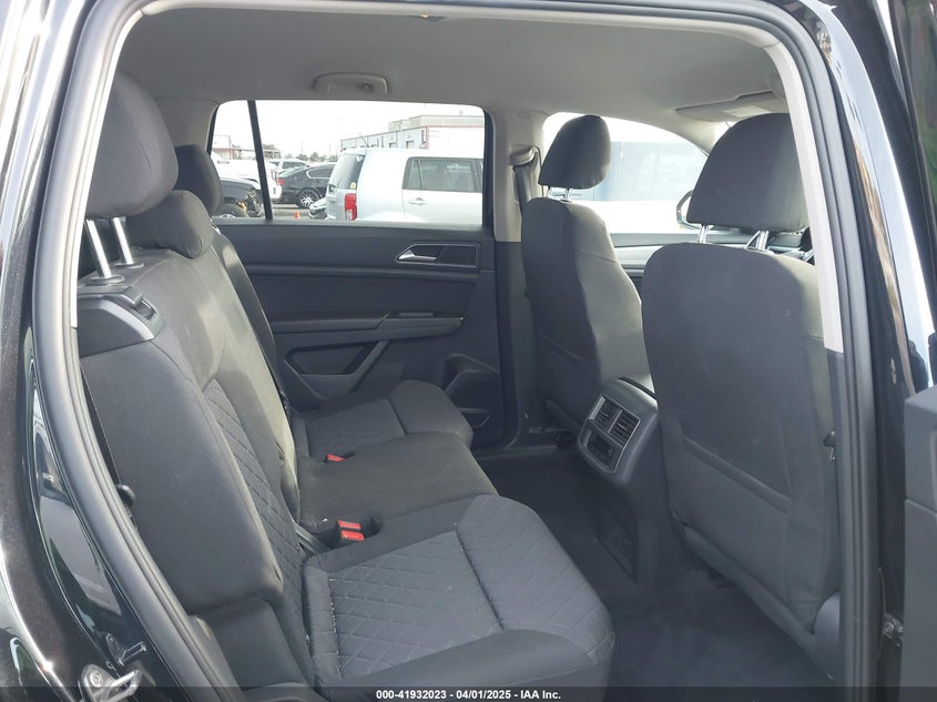2018 VOLKSWAGEN ATLAS VIN: 1V2GR2CA0JC527667
