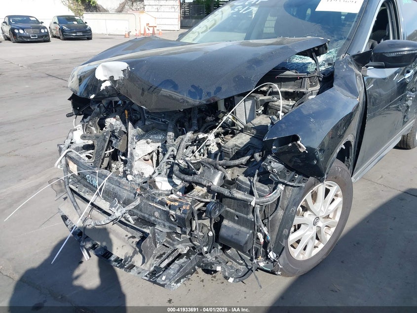 VIN KNMAT2MTXJP606555 2018 NISSAN ROGUE SV