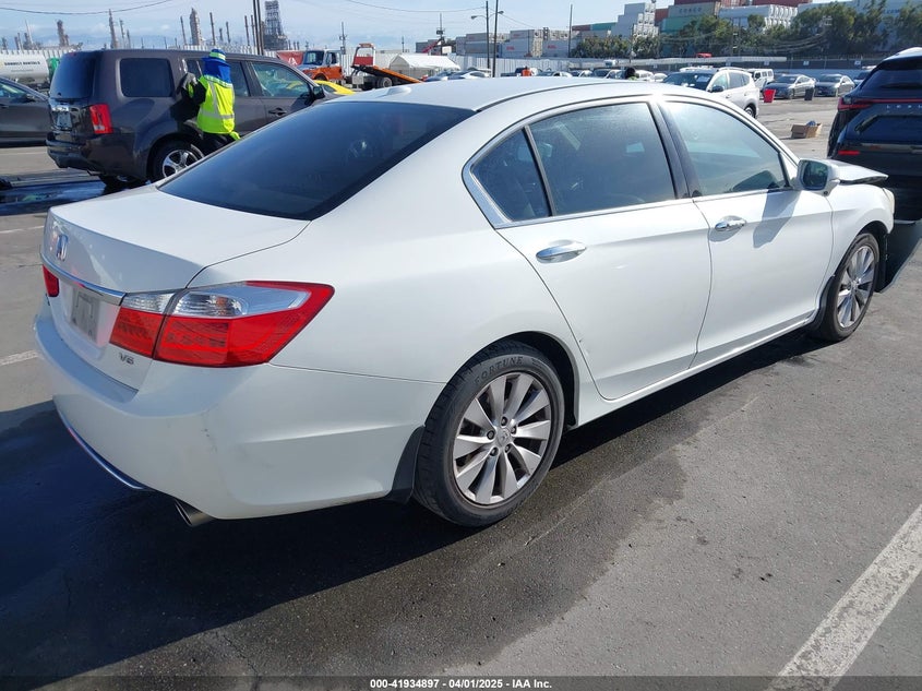 2013 HONDA ACCORD VIN: 1HGCR3F88DA021715