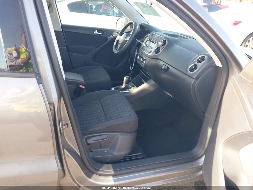 2011 VOLKSWAGEN TIGUAN VIN: WVGAV7AX6BW503490