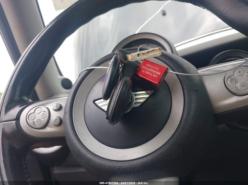 2009 MINI COOPER VIN: WMWMF33559TU70378