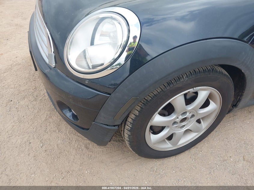 2009 MINI COOPER VIN: WMWMF33559TU70378