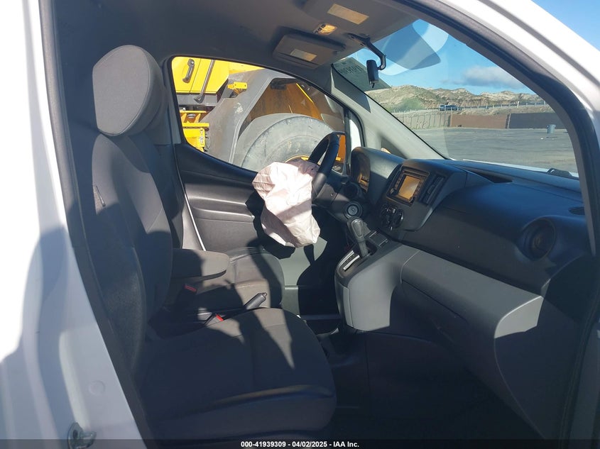 2015 NISSAN NV200 SV 3N6CM0KN3FK733653