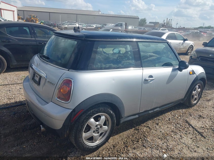 2008 MINI COOPER VIN: WMWMF33578TU68033