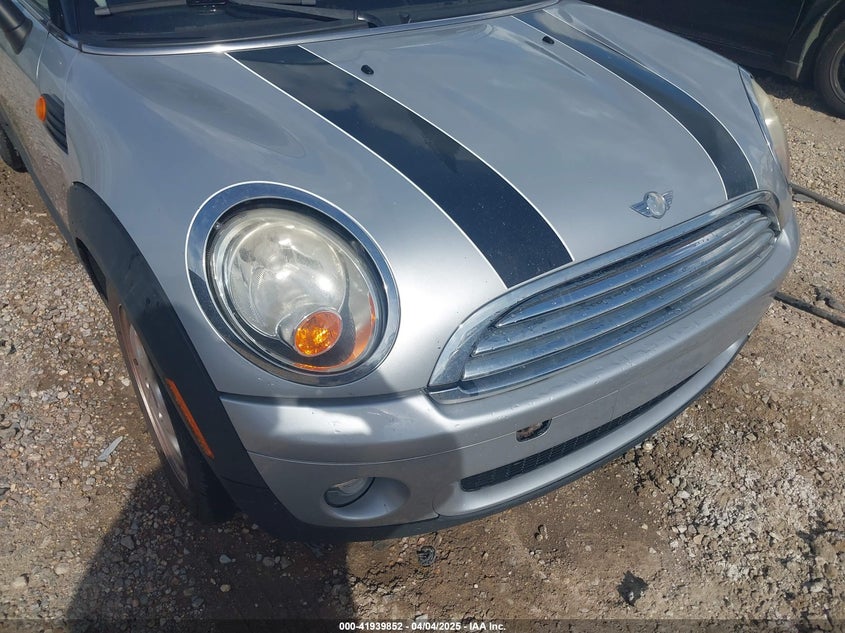 2008 MINI COOPER VIN: WMWMF33578TU68033