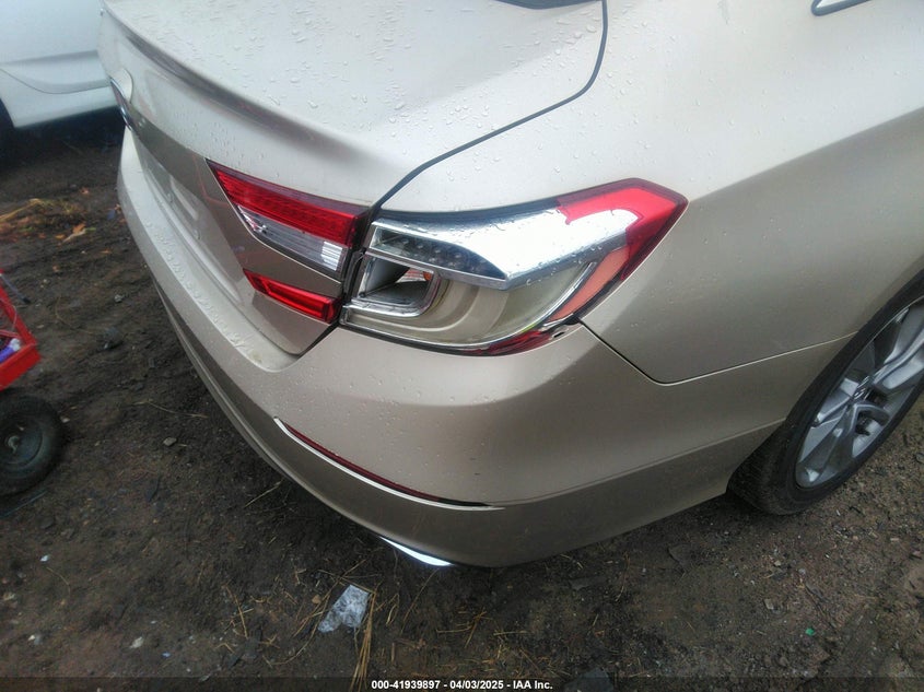 2018 HONDA ACCORD VIN: 1HGCV1F19JA012519