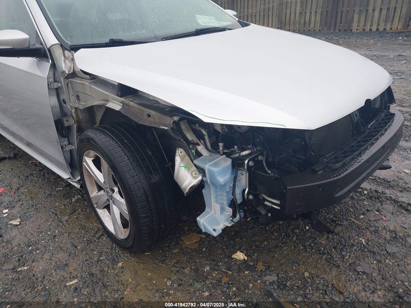 2013 VOLKSWAGEN PASSAT VIN: 1VWBP7A37DC078427