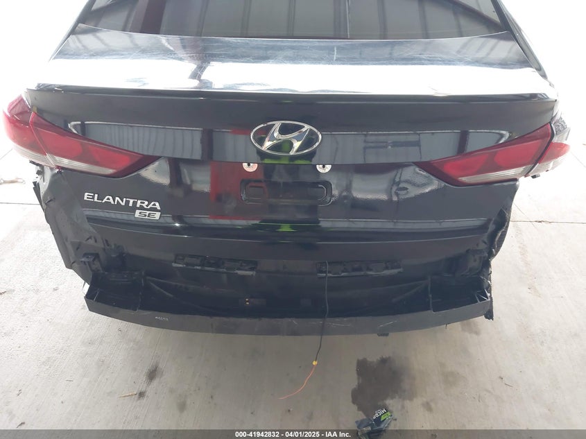2018 HYUNDAI ELANTRA VIN: KMHD74LF8JU520442